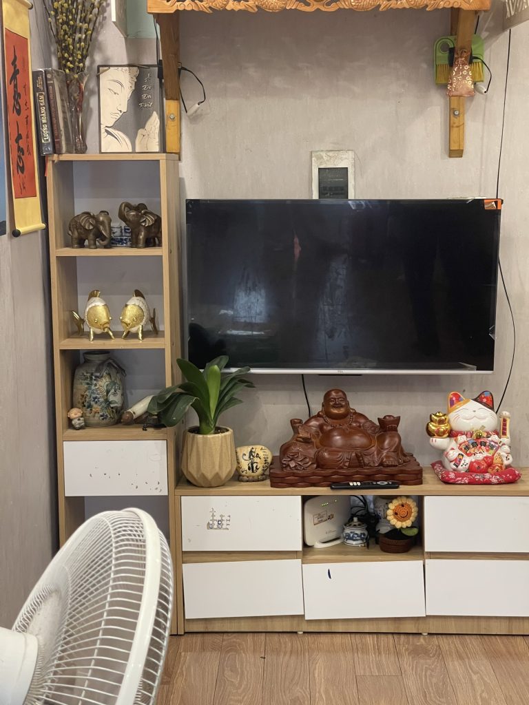 Hiện trạng phòng khách với kệ ti vi đã dấu hiệu đã hư hỏng